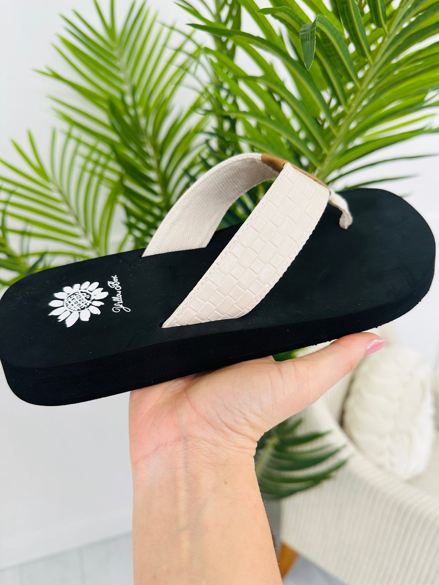 Beachside Bliss Flip Flops in Ivory